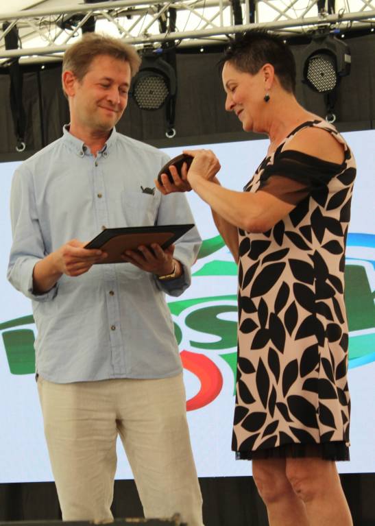 Dr. Liszkai Tam�s �tveszi a D�szpolg�ri kit�ntet�st Borb�sn� M�rki M�rta polg�rmestertõl